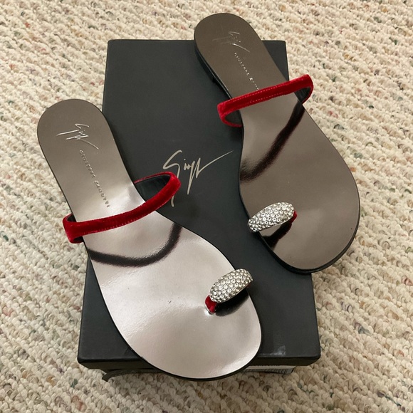🆕 Giuseppe Zanotti red crystal toe ring sandals